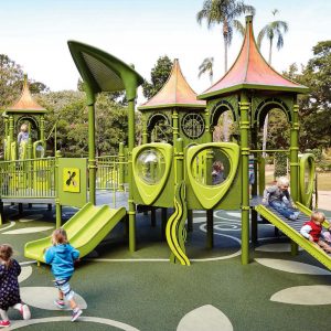 Детские площадки и игровые комплексы: безопасность и разнообразие для развития ребенка